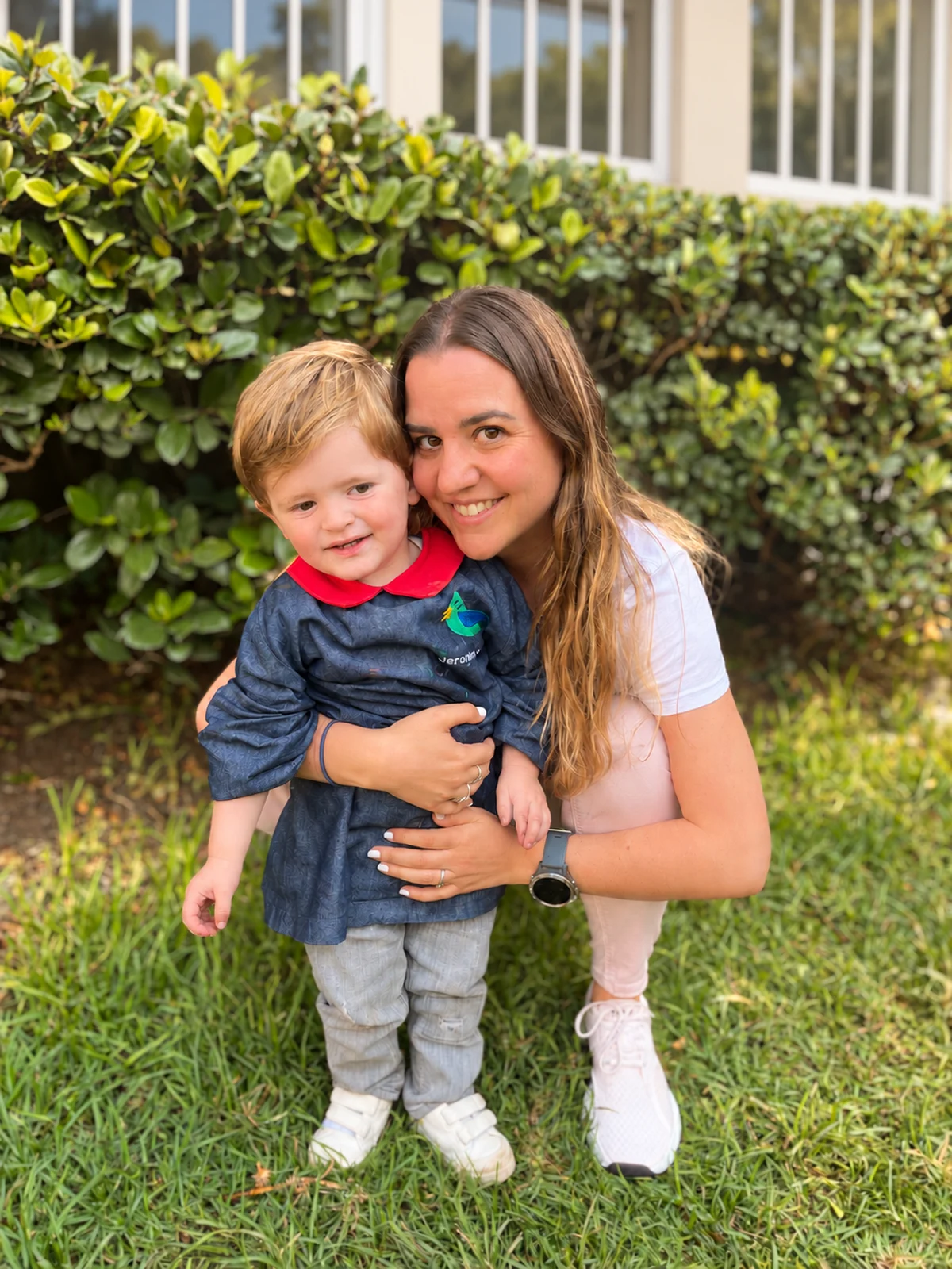 Marige, fundadora de Pirulí, con su hijo Jero en un jardín