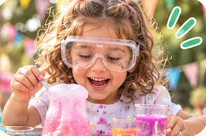 Niña con lentes de seguridad haciendo un experimento