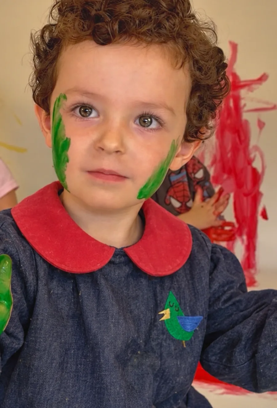 Niño de Pirulí con la cara y las manos pintadas de verde