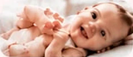 Bebé acostada sonriendo